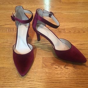 NWOB KELLY & KATIE Riani Pump